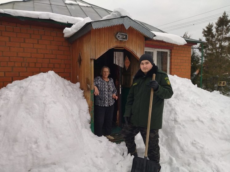 Лесничие помогли пенсионерке, у которой сошел снег с крыши