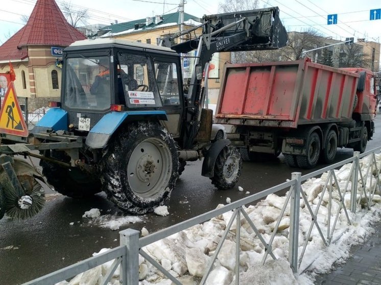 Сотрудники «Пензавтодора» очищают дороги города от снега и наледи