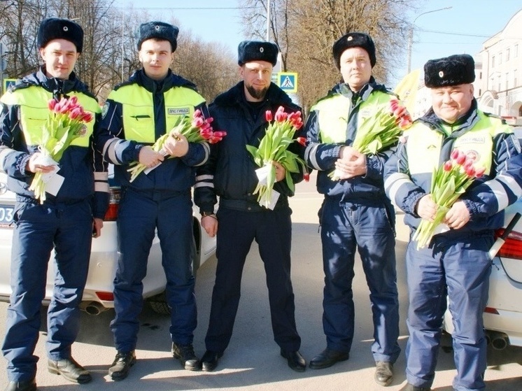 Новгородские автоинспекторы поздравили женщин-водителей с 8 Марта