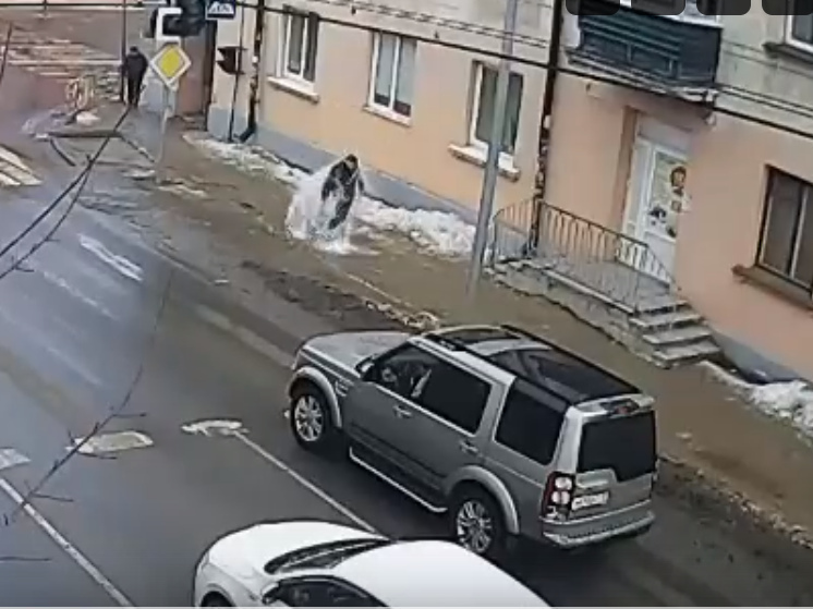 Следком Карелии ищет девушку, на которую упала глыба льда в Петрозаводске (18+)