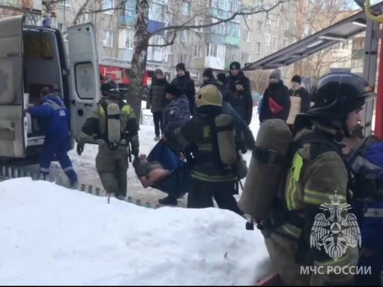 Пензенские пожарные спасли мужчину из горящей квартиры