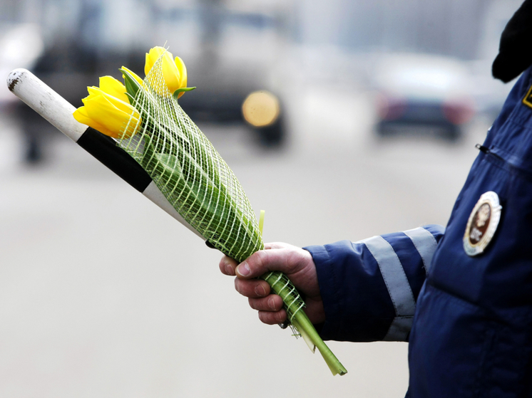 Цветы для автоледи: костромские полицейские поздравляют прекрасную половину с 8 марта