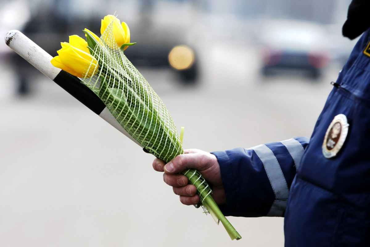 Цветы для автоледи: костромские полицейские поздравляют прекрасную половину с 8 марта – МК