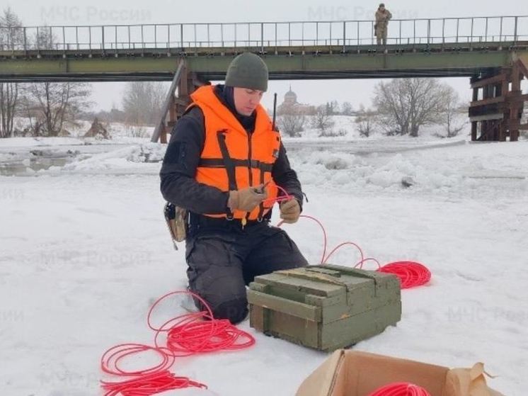 Тульские спасатели впервые подорвали лед на Дону