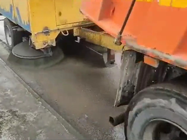 В Красноярске начали убирать песок с дорог и тротуаров