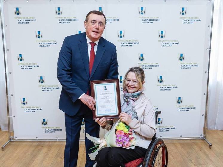 Валерий Лимаренко поздравил проводников здоровья с Международным женским днем и вручил награды лучшим медицинским администраторам