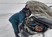 У семьи из Монголии сломалась машина на трассе Р-256 в Троицком районе. В мороз на дороге оказались двое взрослых и трое детей. 