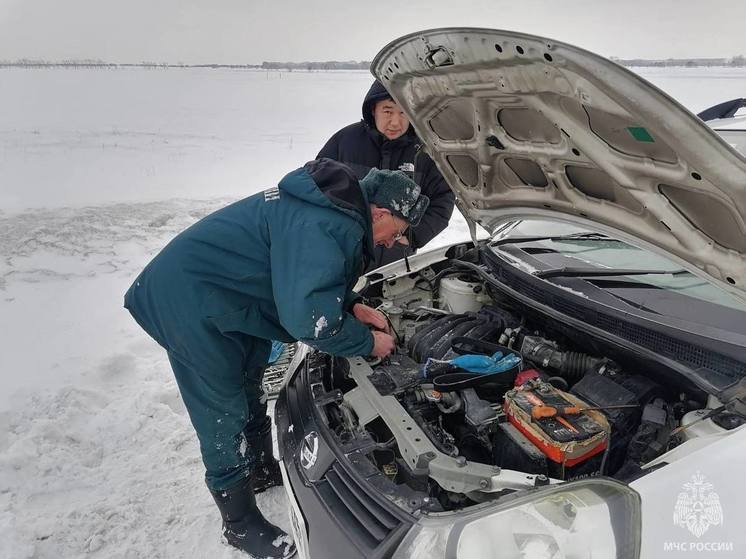 Алтайские спасатели пришли на помощь монгольской семье, замерзавшей на трассе