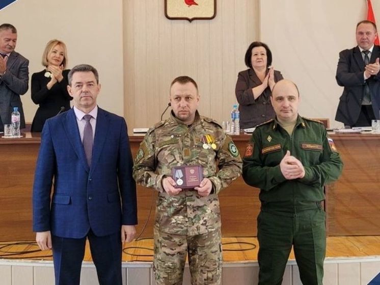 В Орловской области участнику СВО Сергею Сочневу вручили медаль «За отвагу»