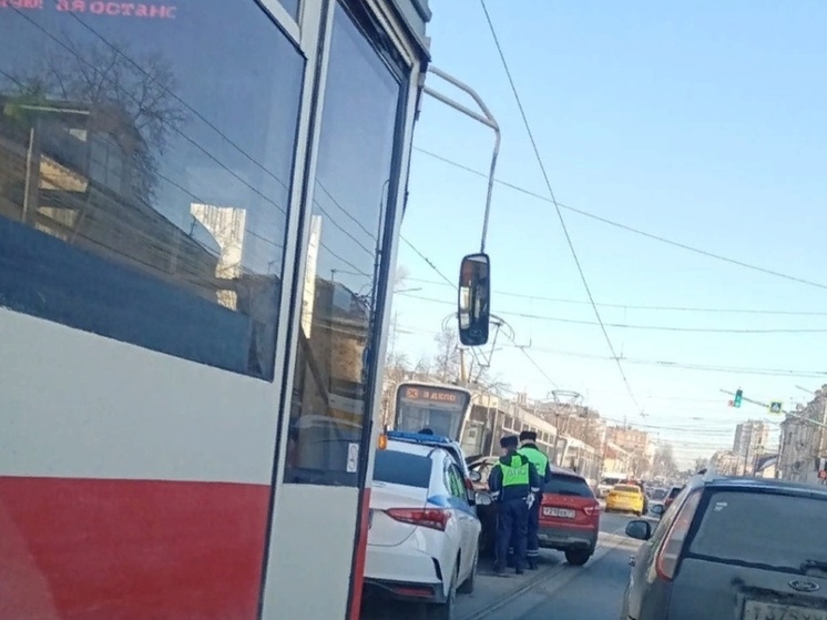 В Туле на трамвайных путях в Заречье произошло ДТП
