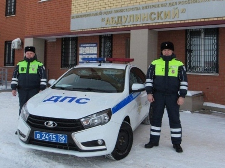 В Оренбуржье на трассе у водителя сломался автомобиль, помогли сотрудники полиции