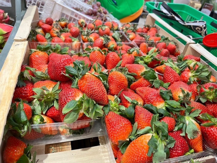 В Саратове начали продавать клубнику в четыре раза дороже мяса