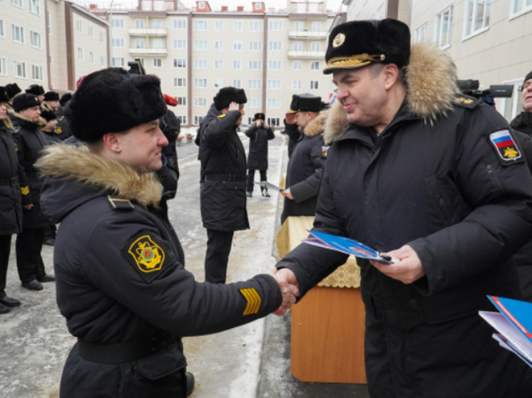 Подводникам Северного флота вручили ключи от новых служебных квартир