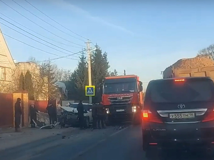 Серьезная авария в Твери: самосвал смял кроссовер