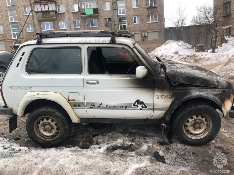Два автомобиля загорелись в Череповце