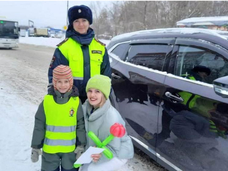 В Новосибирске малыши-автоинспекторы поздравили автоледи с 8 Марта