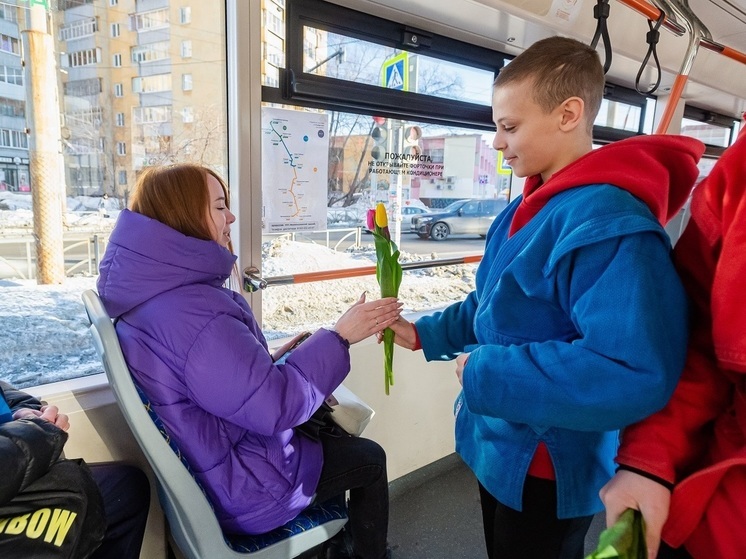 В верхнепышминском трамвае в честь 8 Марта вручали тюльпаны