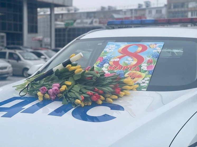 В Оренбурге проходит акция "Цветы для автоледи"