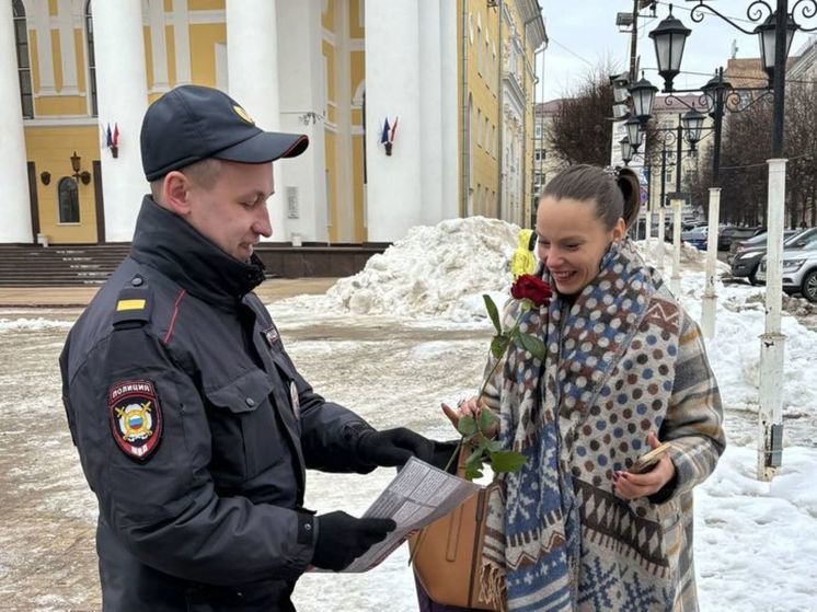 В Калуге, полицейские поздравляют женщин и вручают им памятки о мошенниках