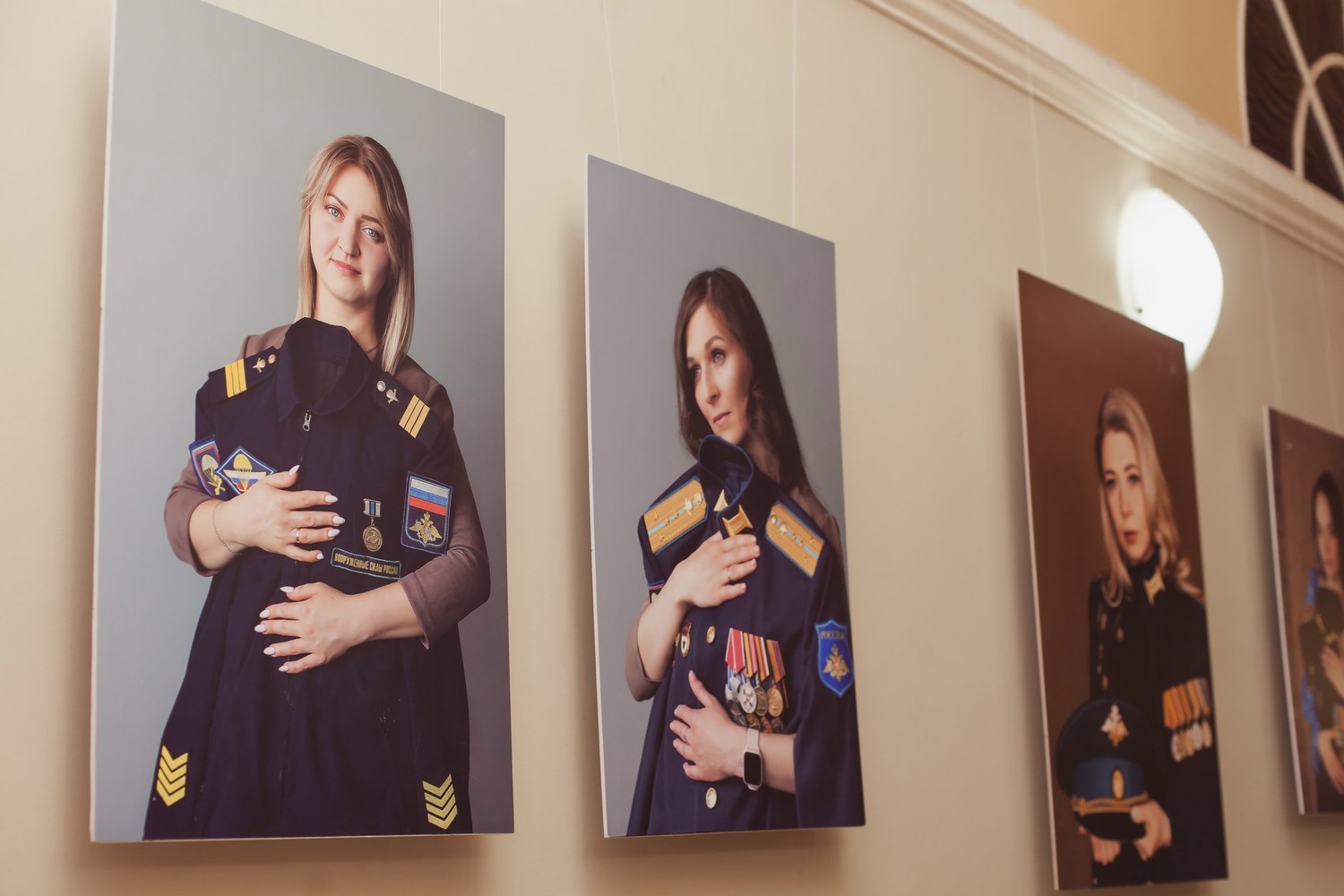 В Вичуге открылась выставка патриотического фотопроекта «Жена Героя»