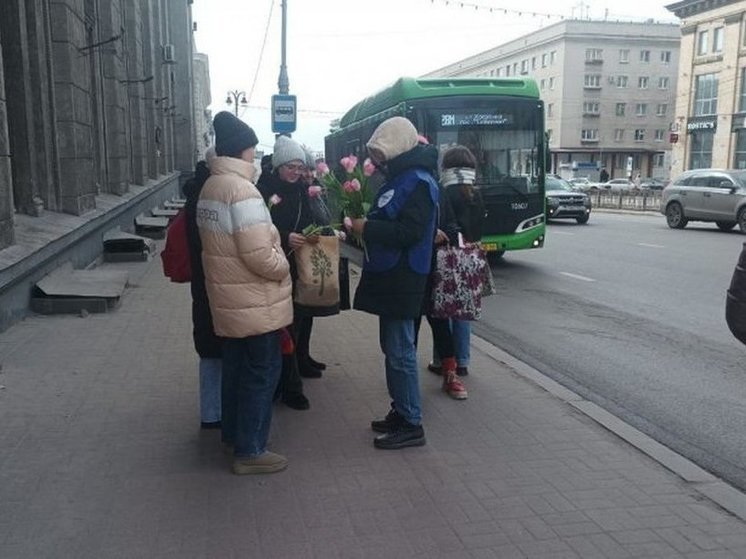 В Курске волонтеры подарили женщинам цветы