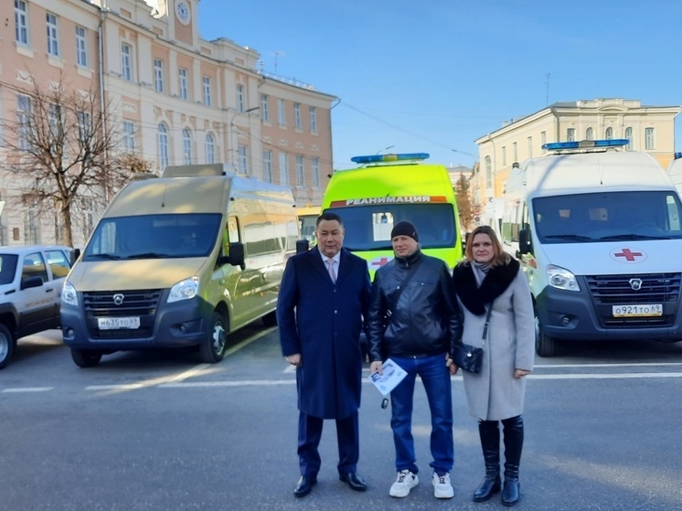 Губернатор Тверской области вручил семье из поселка Оленино ключи от  Lada Vesta