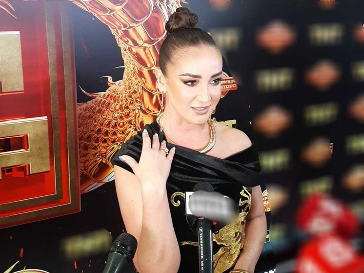 Ведущая показала кольцо на безымянном пальце: "Уже два месяца ношу"