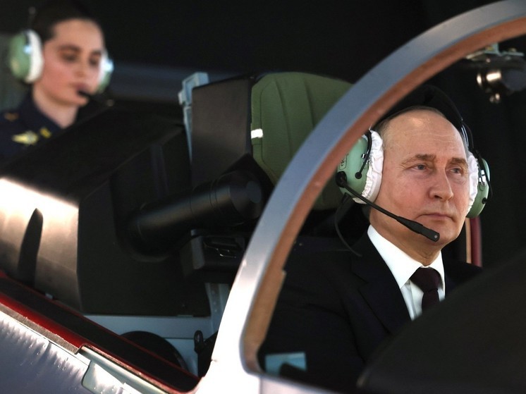 Владимир Путин встретился с выпускницами Краснодарского высшего военного авиационного училища лётчиков