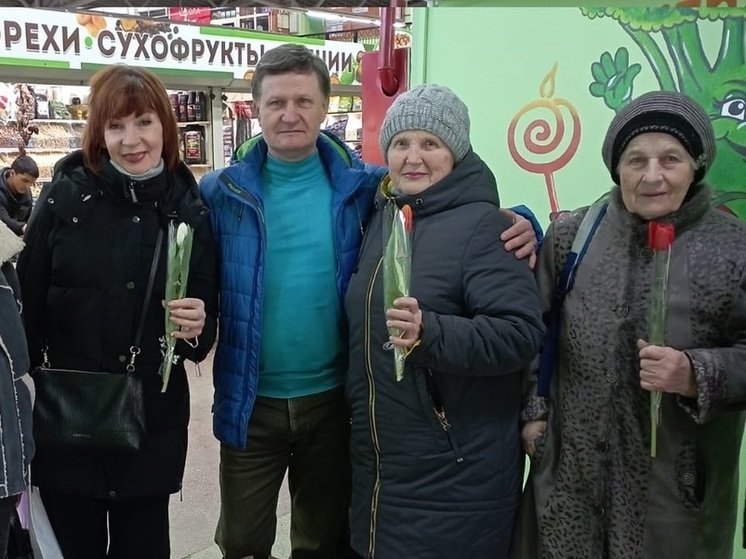 Сотрудники Новомосковского рынка вручили женщинам цветы в честь 8 Марта