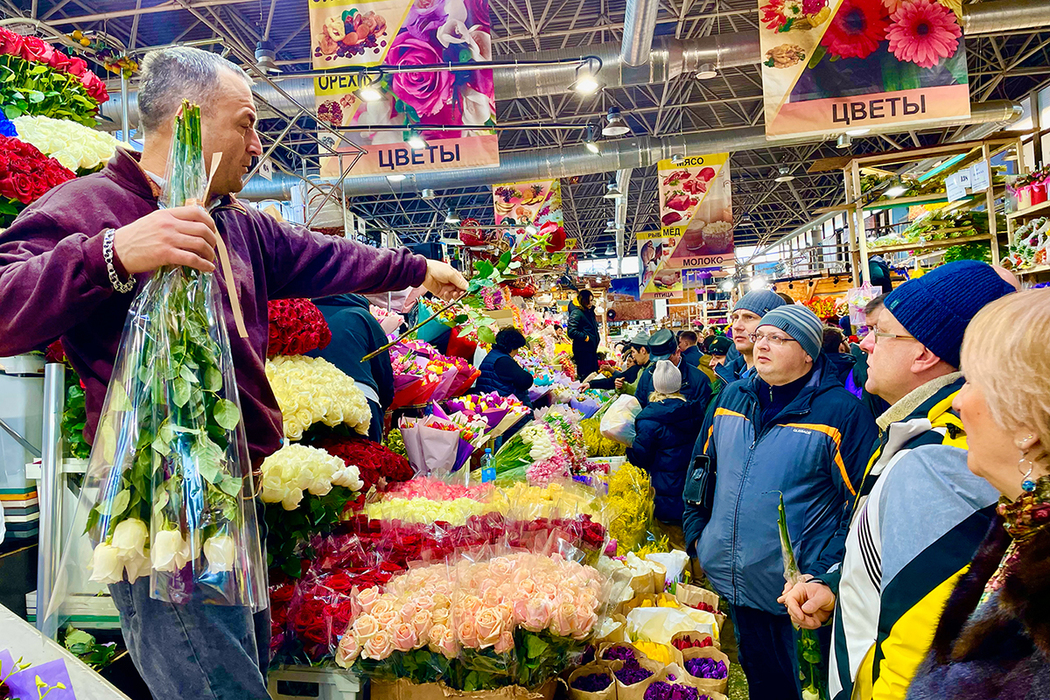 Москвичи массово скупают цветы к 8 марта: кадры предпраздничной суеты на Рижском рынке