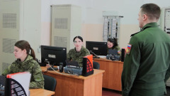 «Макияж под камуфляж»: в РВСН к 8 марта провели конкурс женщин-военнослужащих
