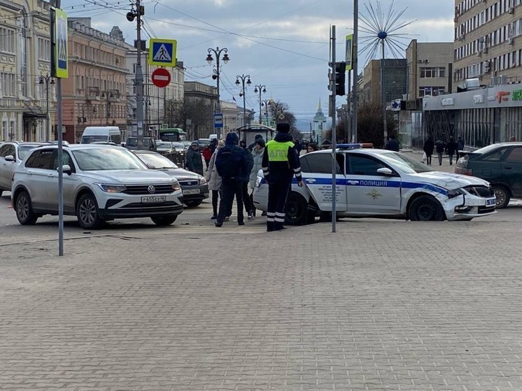 В Курске образовалась пробка из-за ДТП с автобусом и машиной ГИБДД