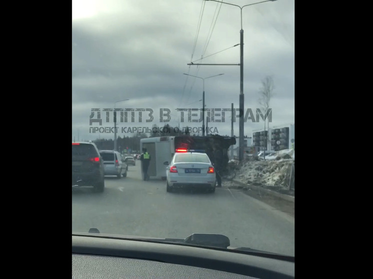 Пассажирский автобус перевернулся в Петрозаводске