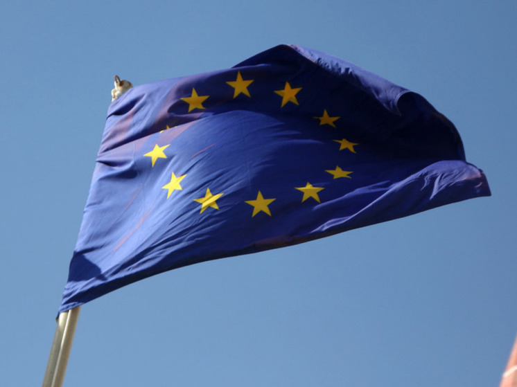 Euractiv: принятие решения о помощи Украине от ЕС усложняется из-за Франции