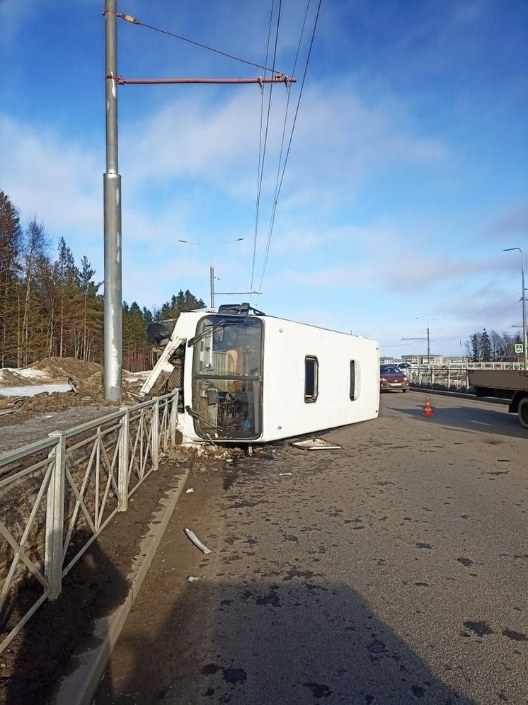 Следком Карелии проверит, почему перевернулся автобус с пассажирами