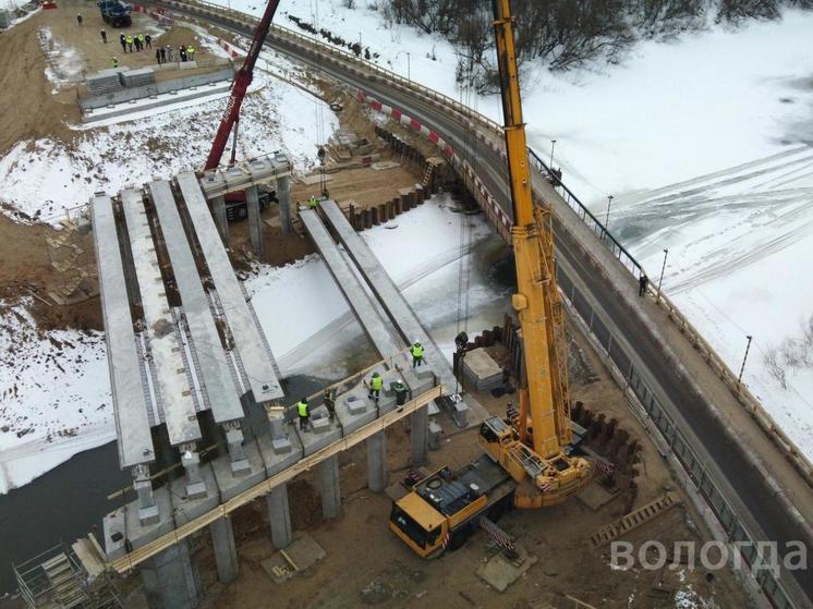 На Кувшиновском мосту в Вологде завершается монтаж балок среднего пролета