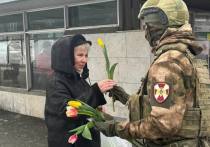Накануне Международного женского дня курсанты Новосибирского военного института Росгвардии сделали приятный сюрприз для жительниц столицы Сибири