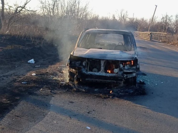 Украинский беспилотник врезался в легковой автомобиль в Горловке