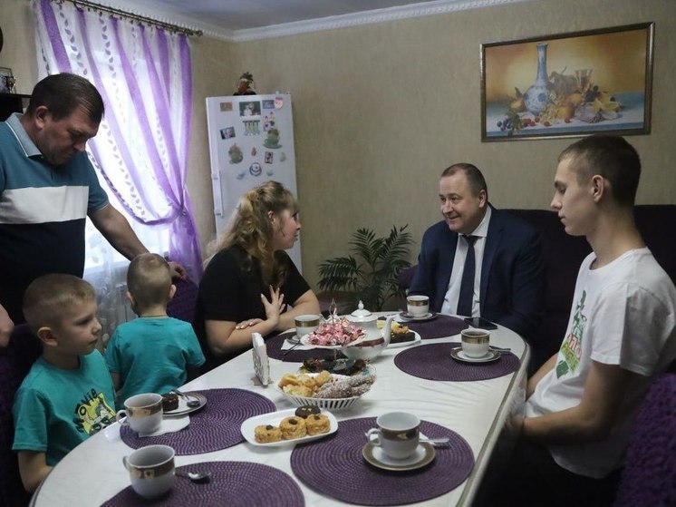 Глава Серпухова навестил семью Елены Анохиной