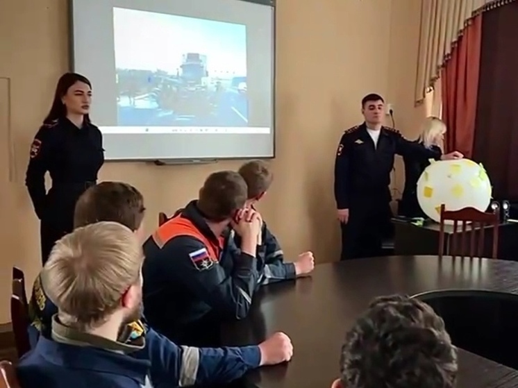Сотрудники спецслужб провели краш-курс для студентов Новокубанского района