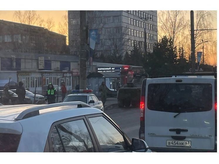 В Смоленске на Краснинском шоссе женщина попала под БТР