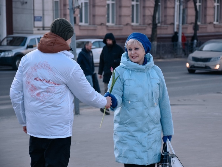 Курянкам на Театральной площади подарили 400 тюльпанов