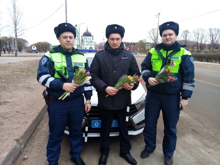 Акция «Цветы для автоледи» прошла в Сланцах
