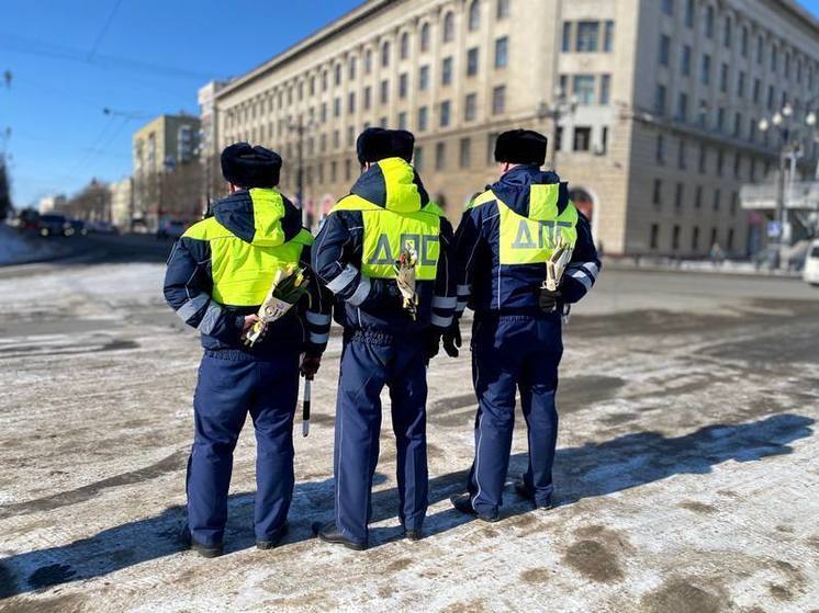 В Хабаровске полицейские останавливали женщин чтобы поздравить