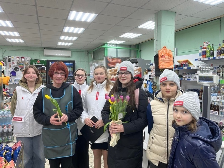 Активисты детских организаций Смоленского района поздравили с праздником жен и матерей участников СВО