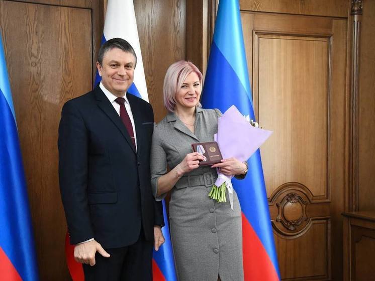 Женщинам-медикам и сотрудницам Росгвардии ЛНР вручили награды в канун 8 Марта