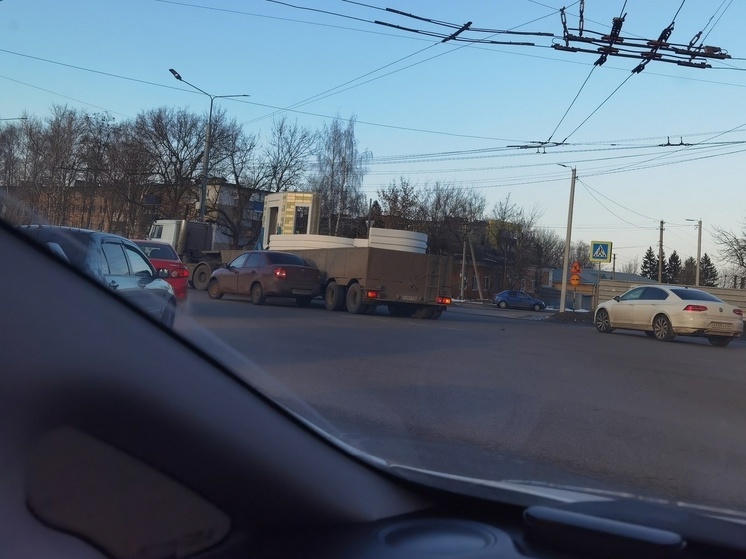 В Курске ДТП с плитовозом осложнило движение в центре города