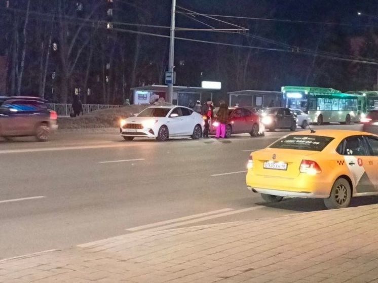 В Курске на Карла Маркса столкнулись две легковушки