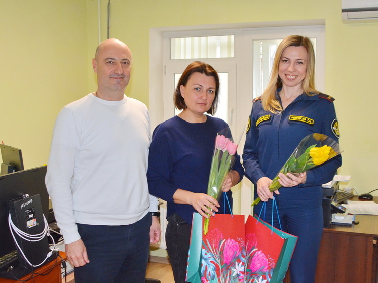 Сотрудниц УФСИН Крыма поздравили с Международным женским днем