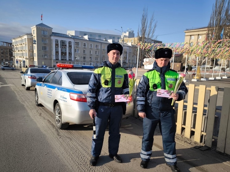 В Курске сотрудники ГИБДД поздравили автолюбительниц с 8 марта